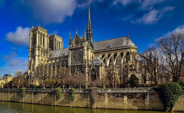 Un castillo en lo alto de un edificio

Descripción generada automáticamente
